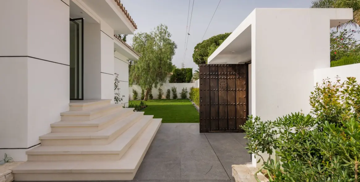 Sale of detached villa in Guadalmina Alta 10