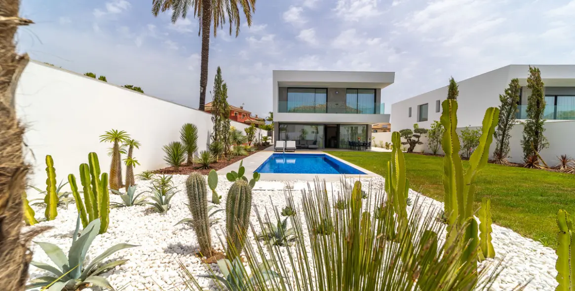 Sale of detached villa in San Pedro de Alcántara 3