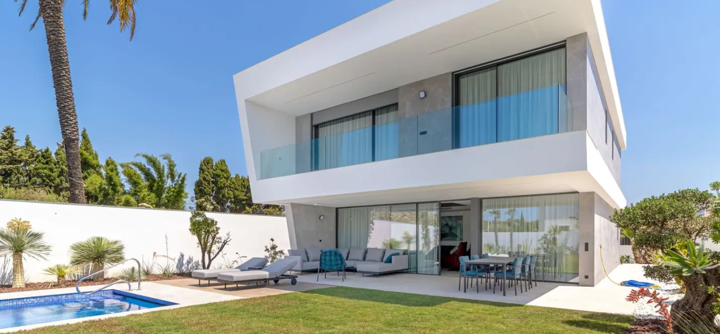 Sale of detached villa in San Pedro de Alcántara 1