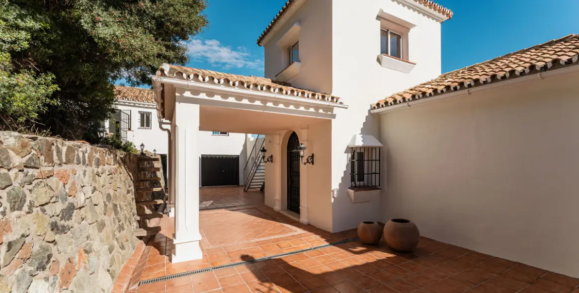 Продажа  отдельно стоящей виллы в El Madroñal 51