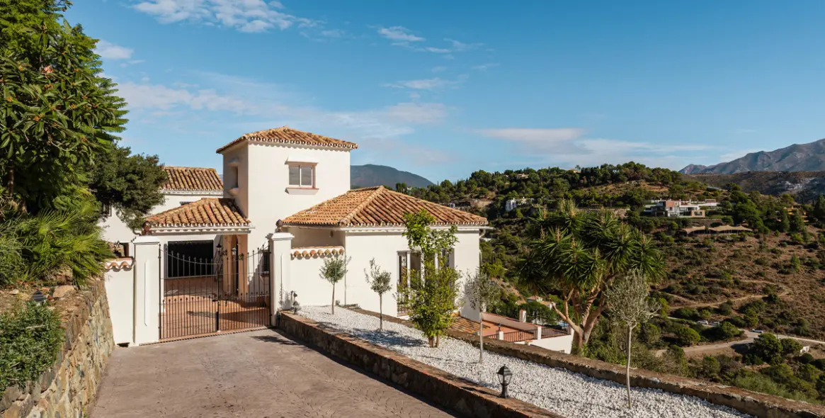 Продажа  отдельно стоящей виллы в El Madroñal 52