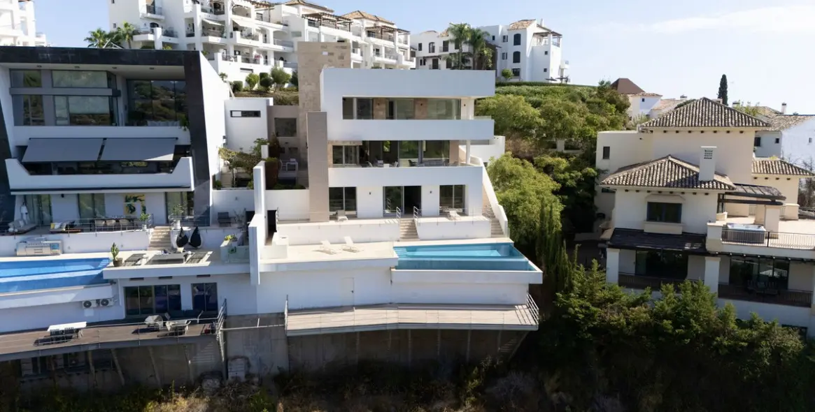 Sale of detached villa in Los Arqueros 13