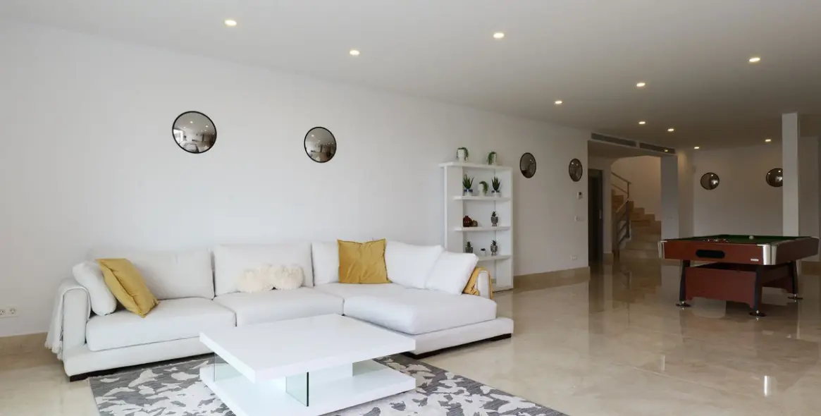 Sale of detached villa in Los Arqueros 17