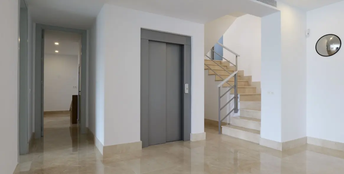 Sale of detached villa in Los Arqueros 30