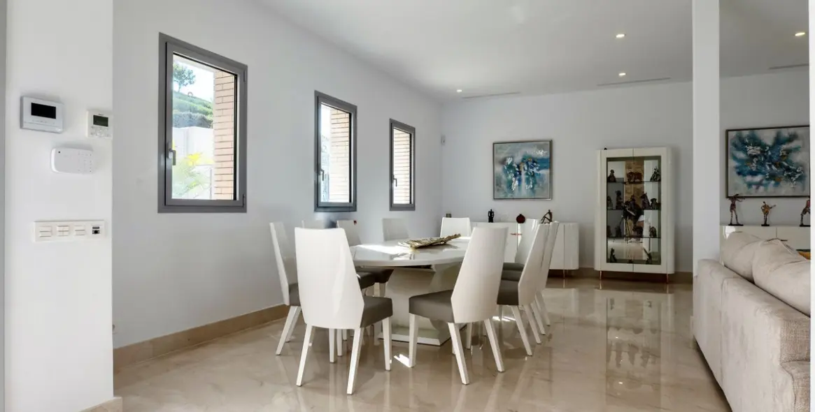 Sale of detached villa in Los Arqueros 45
