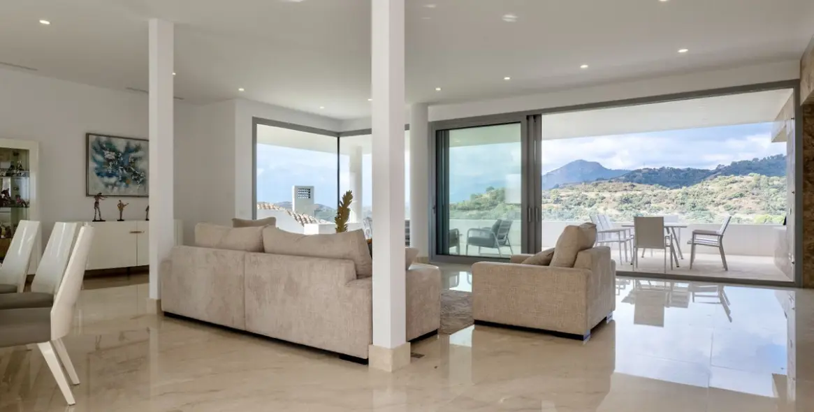 Sale of detached villa in Los Arqueros 50