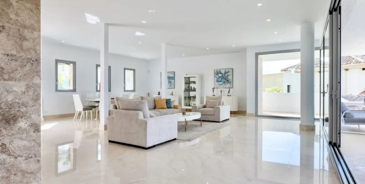 Sale of detached villa in Los Arqueros 55