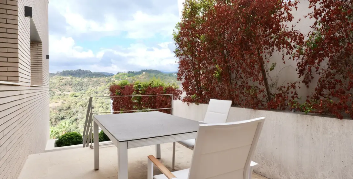 Sale of detached villa in Los Arqueros 56