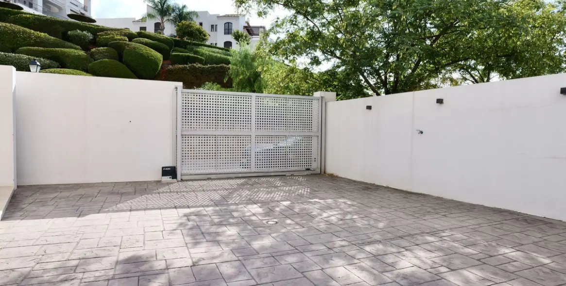 Sale of detached villa in Los Arqueros 58