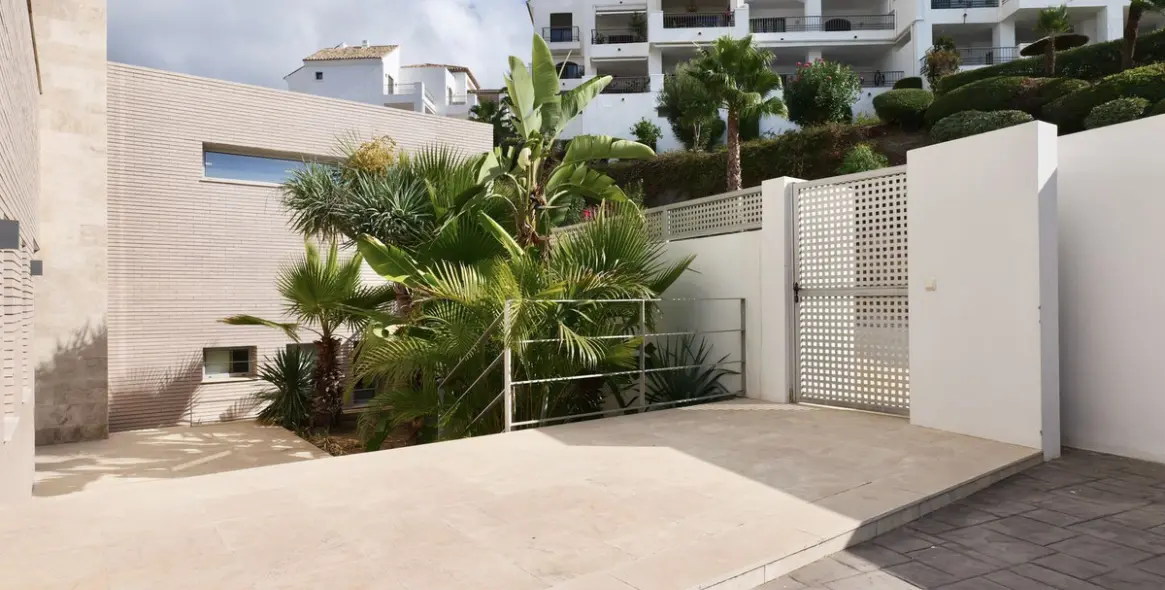 Sale of detached villa in Los Arqueros 59