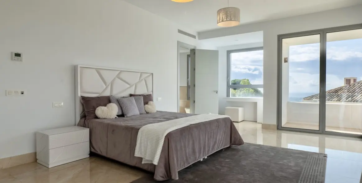 Sale of detached villa in Los Arqueros 67
