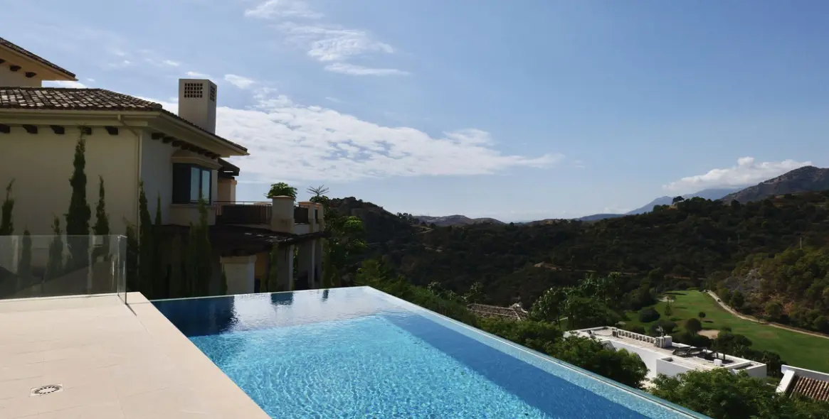 Sale of detached villa in Los Arqueros 75