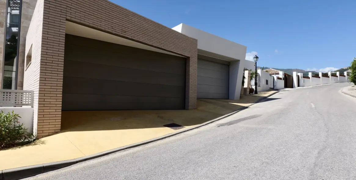 Sale of detached villa in Los Arqueros 76