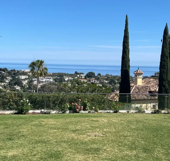 Long-term rent of detached villa in El Paraiso