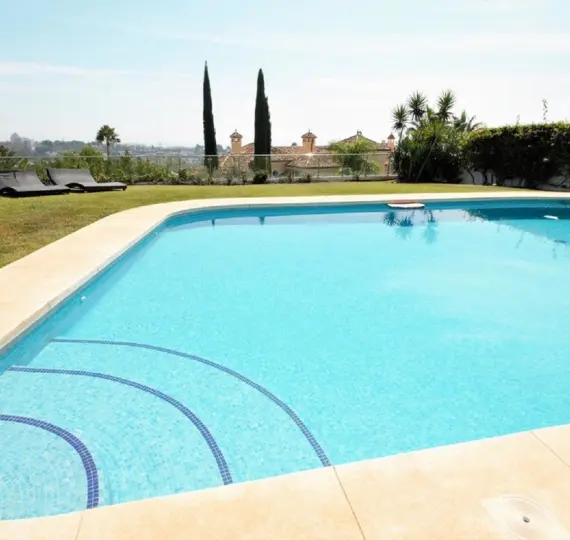 Long-term rent of detached villa in El Paraiso