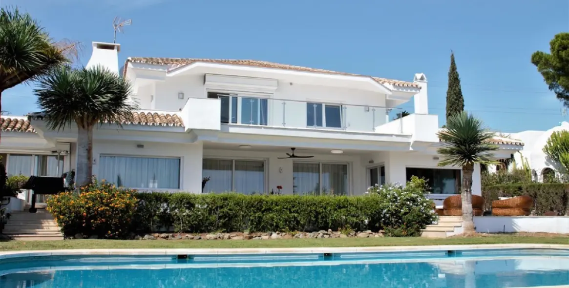 Long-term rent of detached villa in El Paraiso 3
