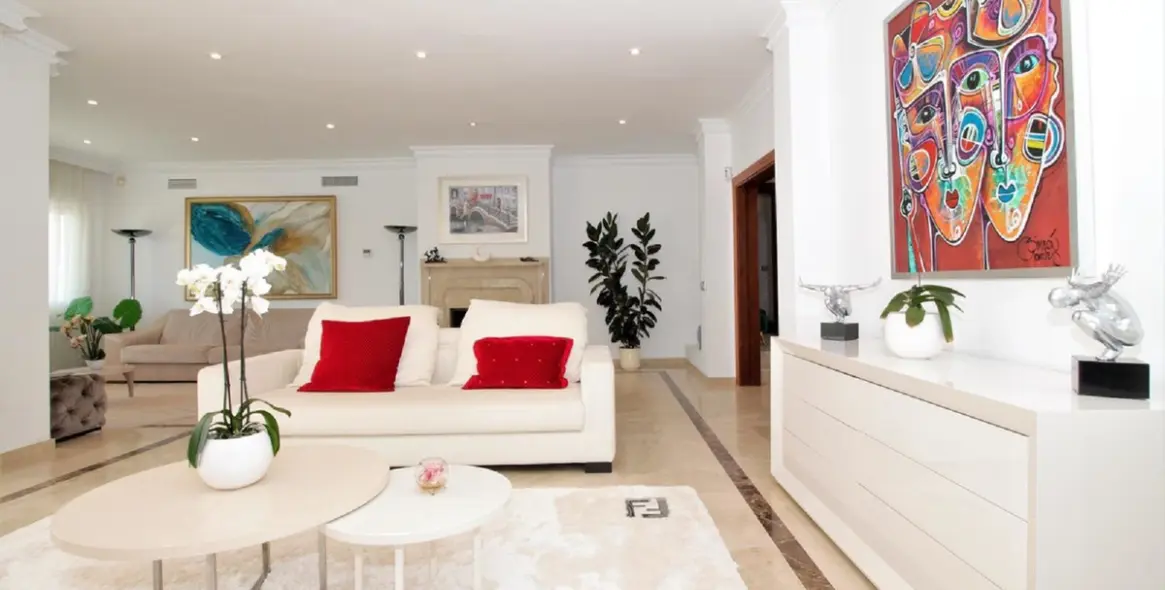 Long-term rent of detached villa in El Paraiso 8