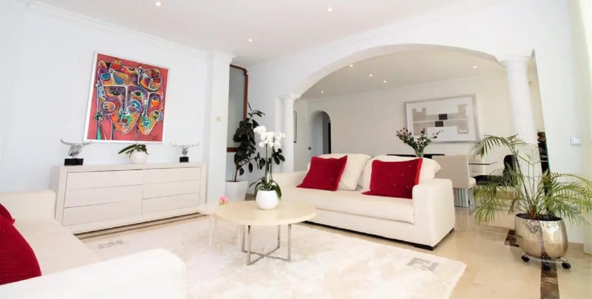 Long-term rent of detached villa in El Paraiso 9