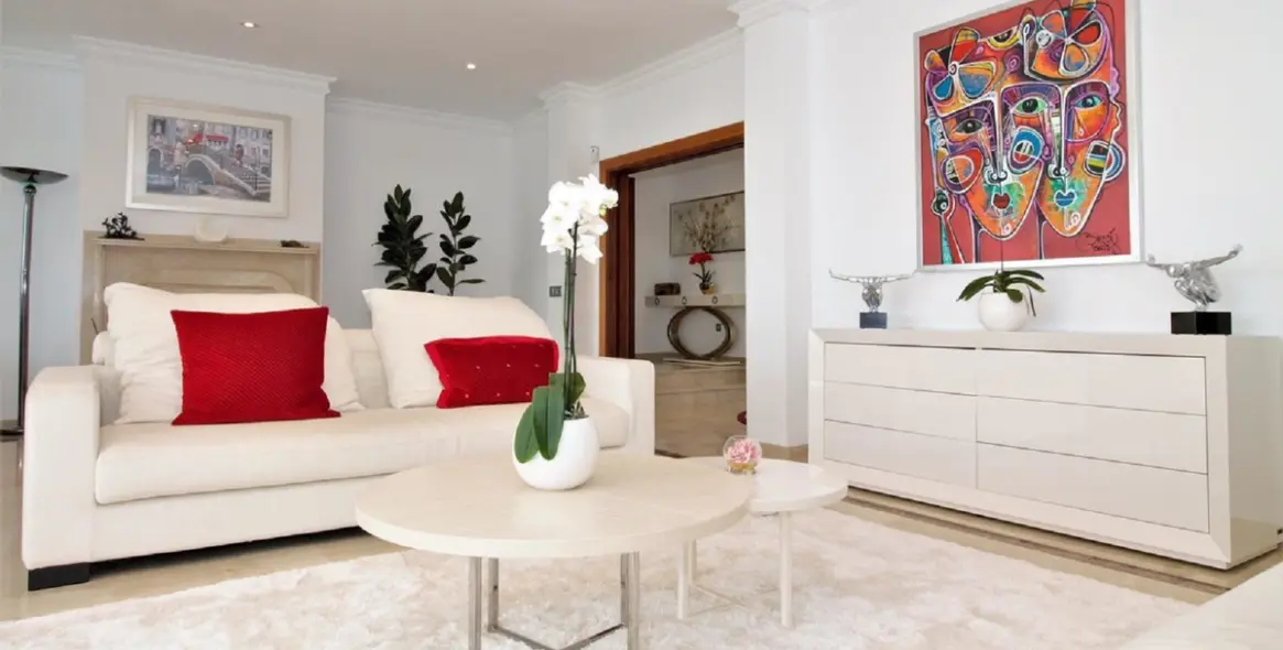 Long-term rent of detached villa in El Paraiso 10