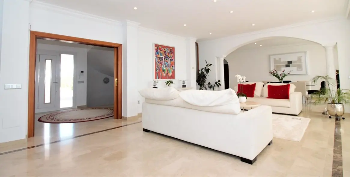 Long-term rent of detached villa in El Paraiso 11