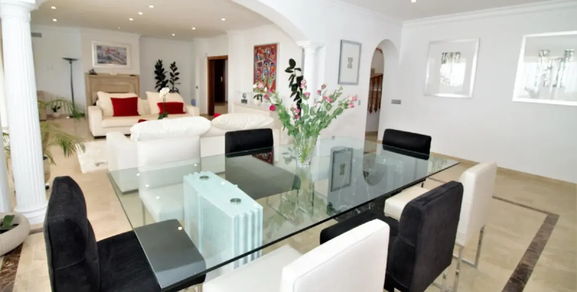 Long-term rent of detached villa in El Paraiso 13