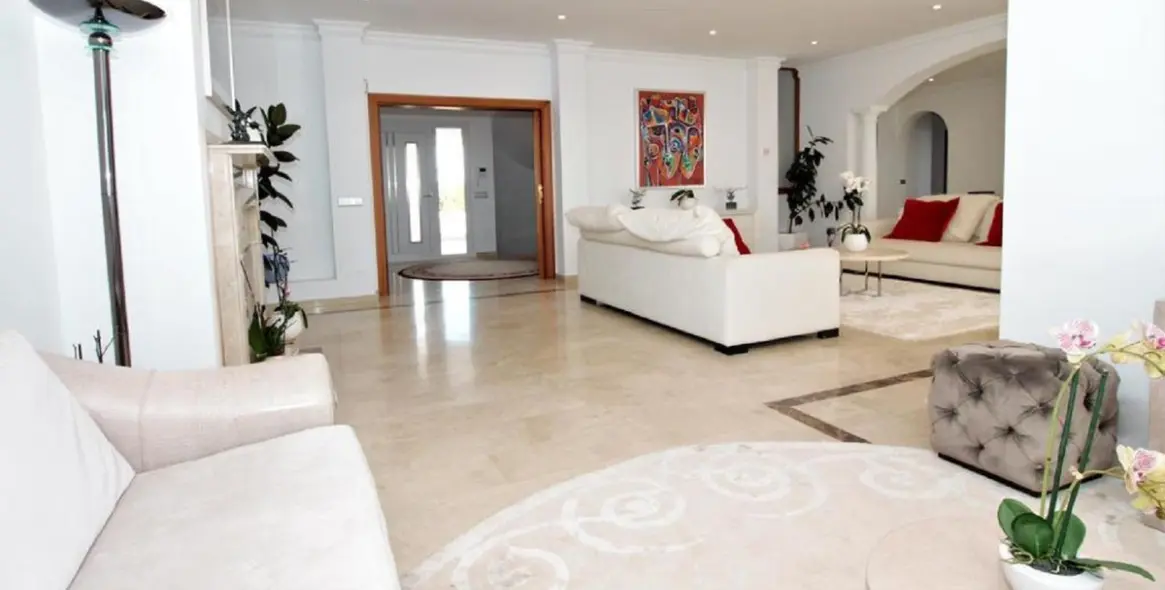 Long-term rent of detached villa in El Paraiso 14