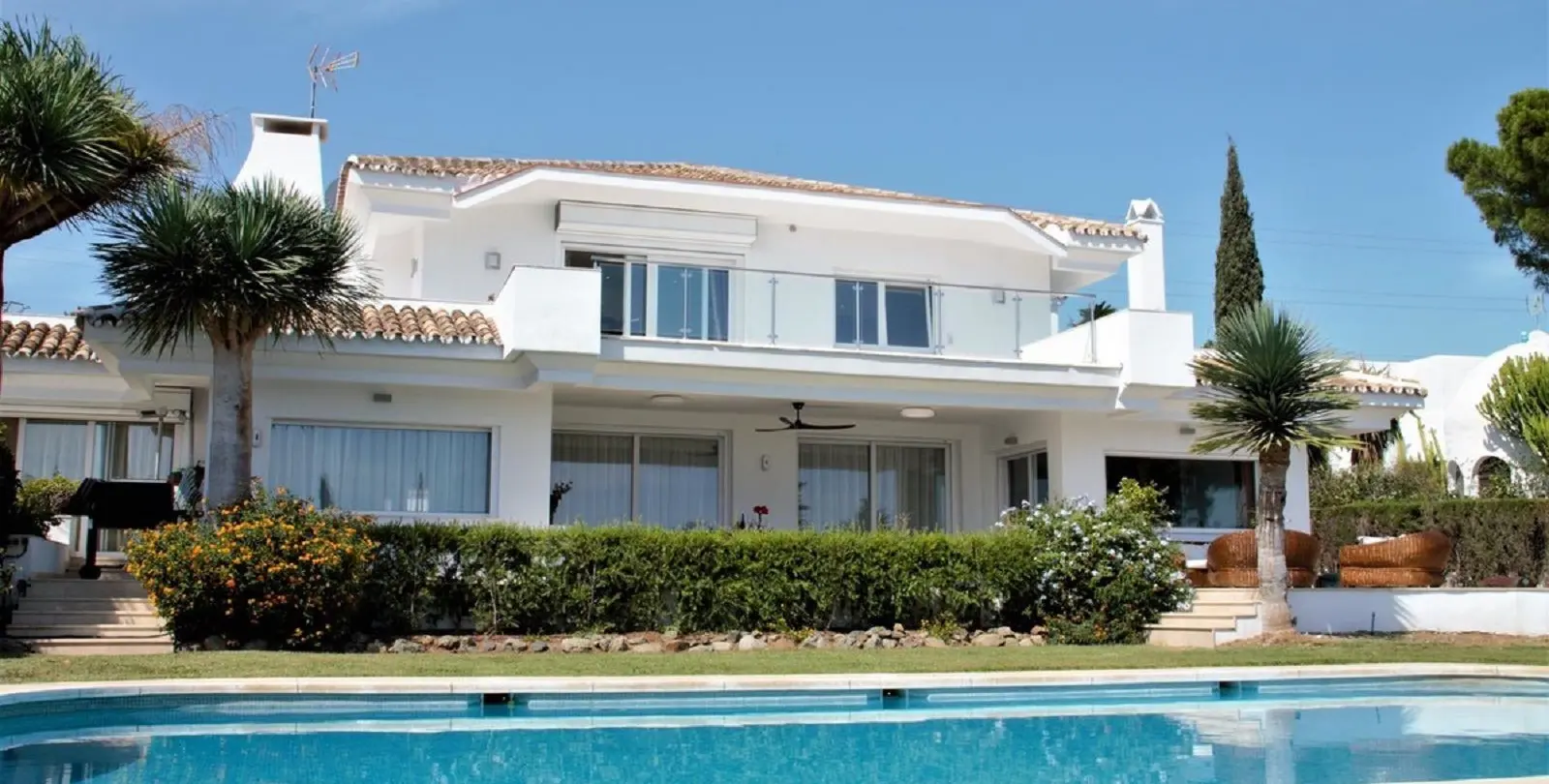 Long-term rent of detached villa in El Paraiso 3