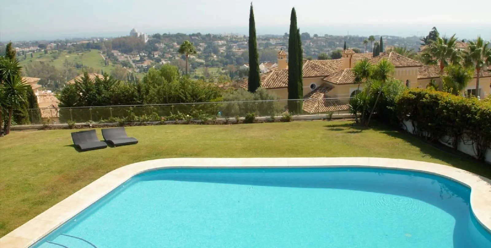 Long-term rent of detached villa in El Paraiso 38