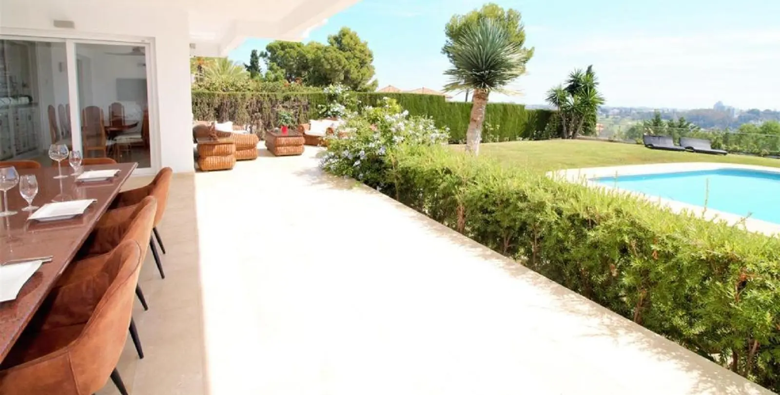 Long-term rent of detached villa in El Paraiso 39