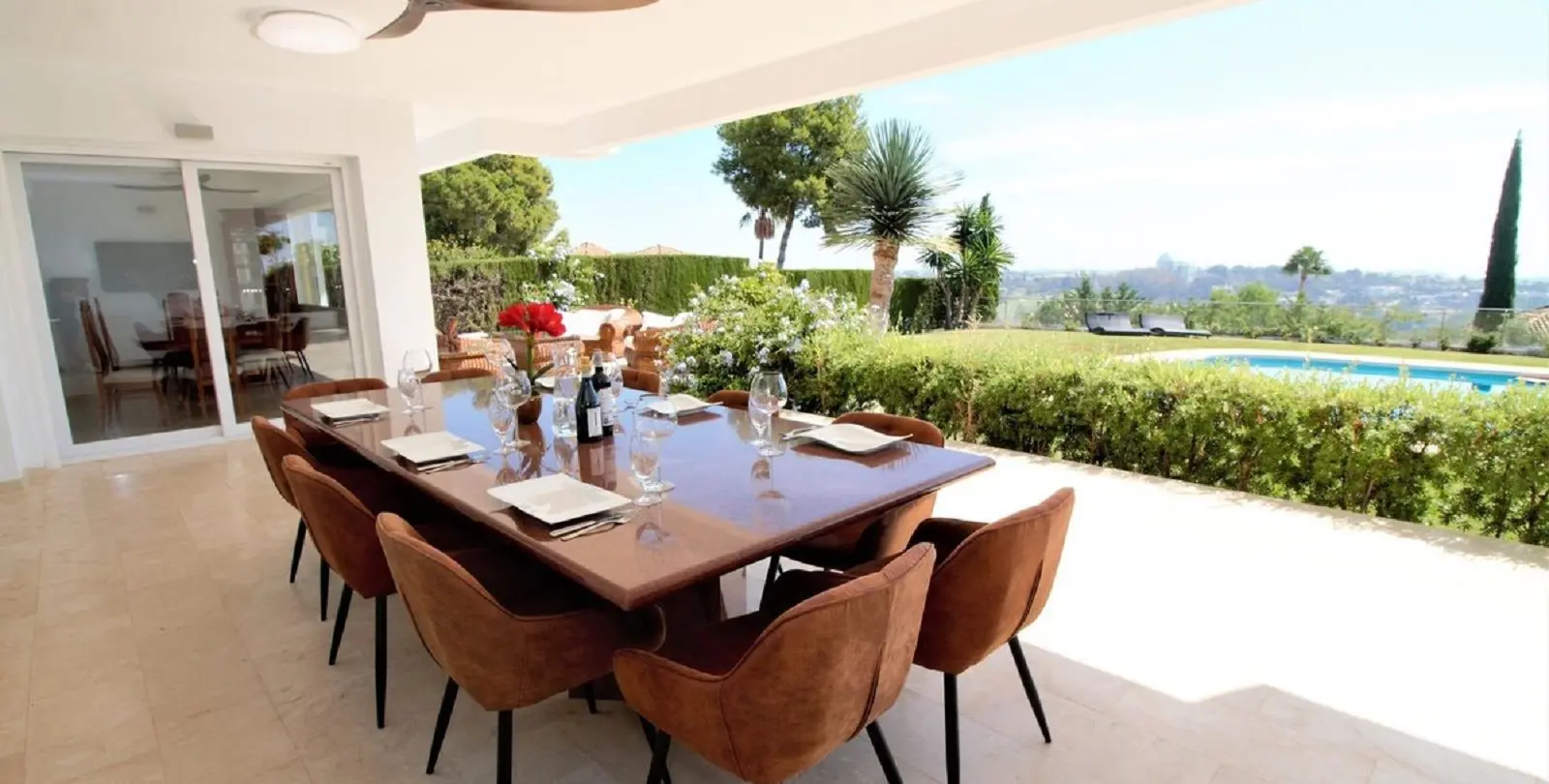 Short-term rent of detached villa in El Paraiso 7