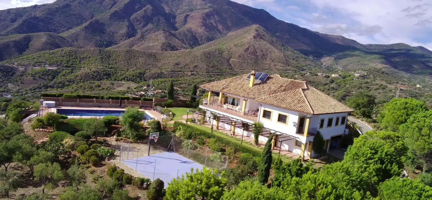 Sale of finca - cortijo in Estepona 1