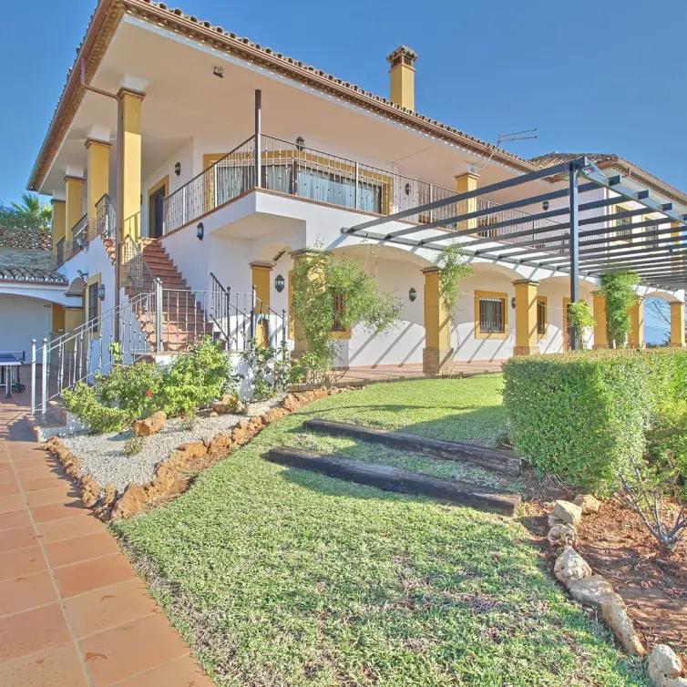 Sale of finca - cortijo in Estepona