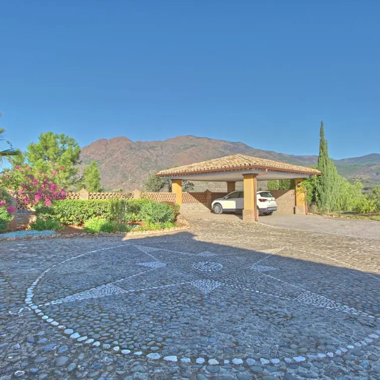 Sale of finca - cortijo in Estepona