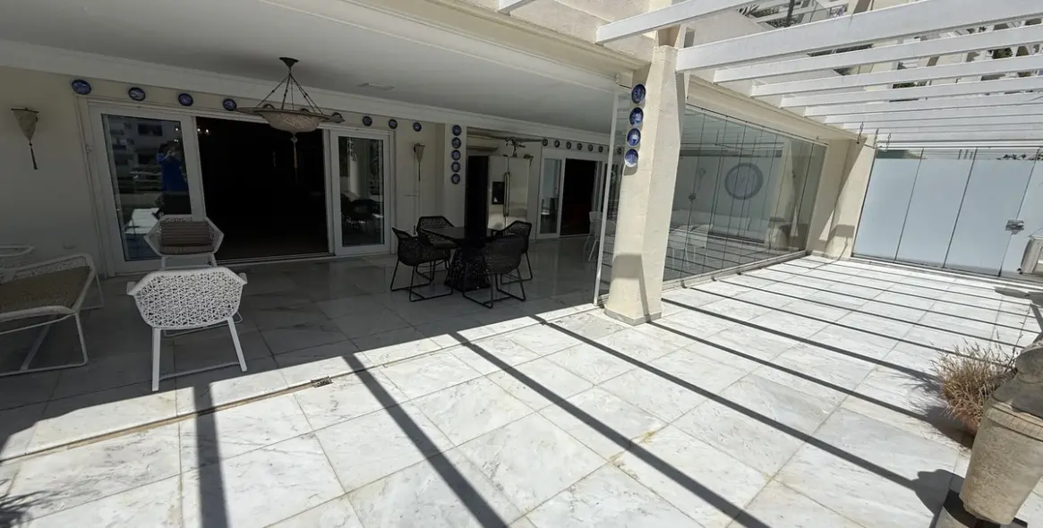 Sale of middle floor apartment in Puerto Banús 1