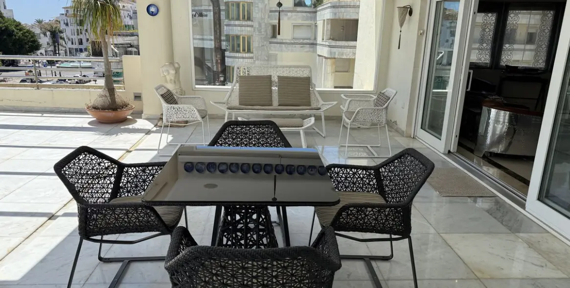 Sale of middle floor apartment in Puerto Banús 2