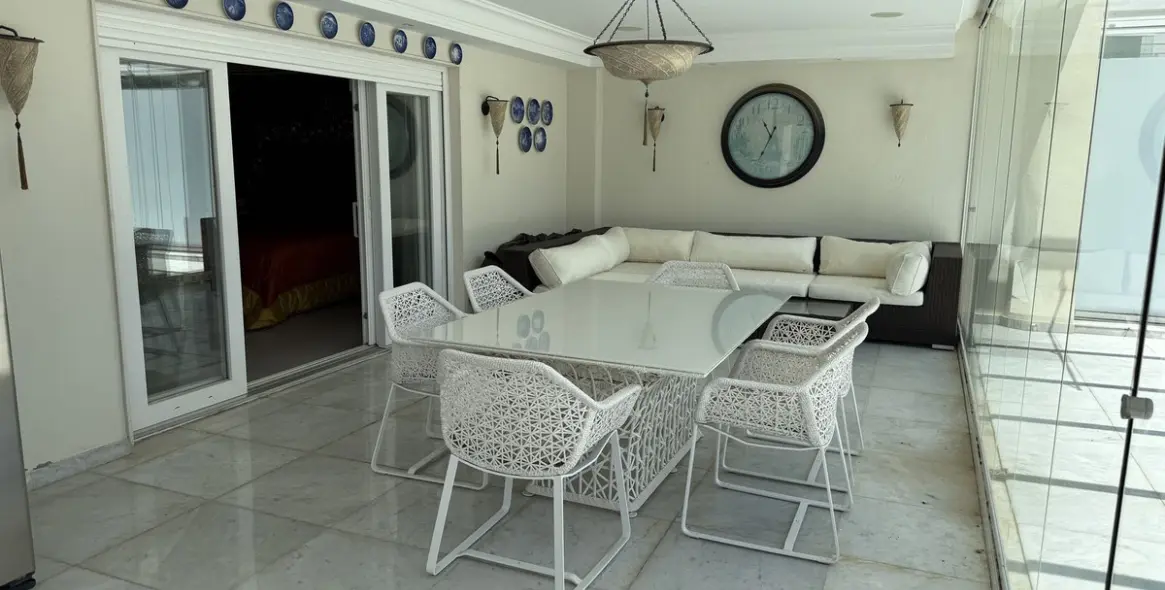 Sale of middle floor apartment in Puerto Banús 3