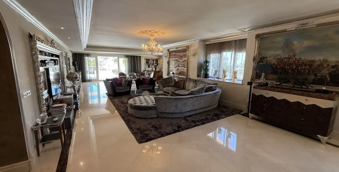 Sale of middle floor apartment in Puerto Banús 5