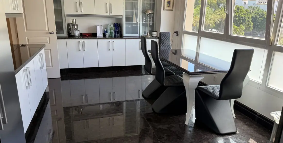 Sale of middle floor apartment in Puerto Banús 6