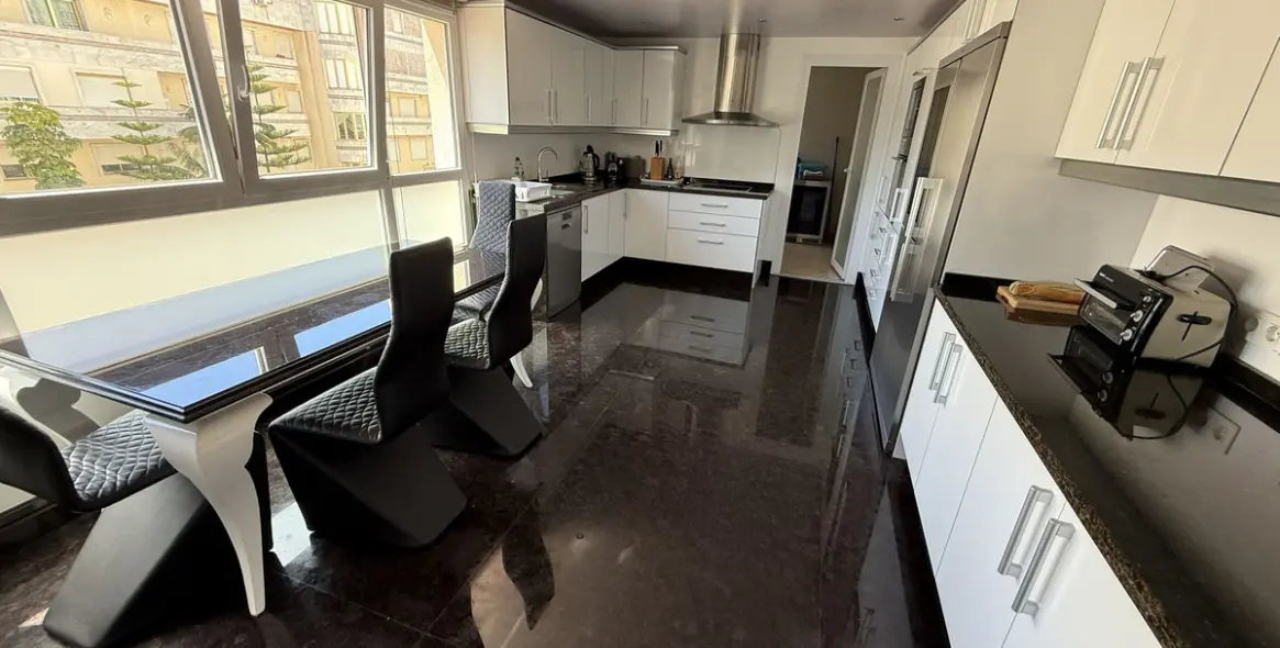 Sale of middle floor apartment in Puerto Banús 8