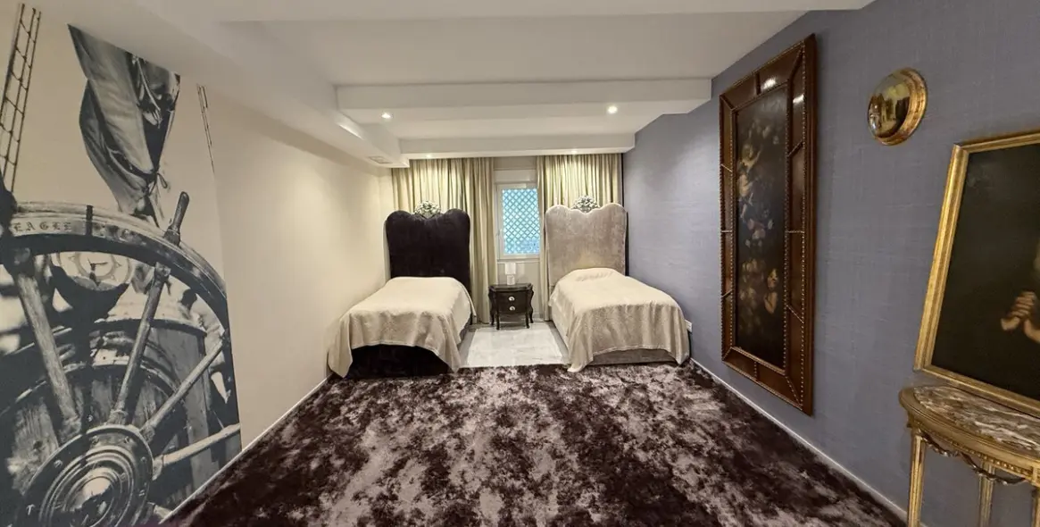 Sale of middle floor apartment in Puerto Banús 10
