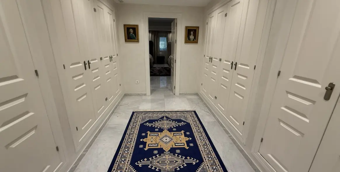 Sale of middle floor apartment in Puerto Banús 11