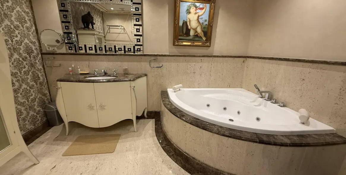 Sale of middle floor apartment in Puerto Banús 16