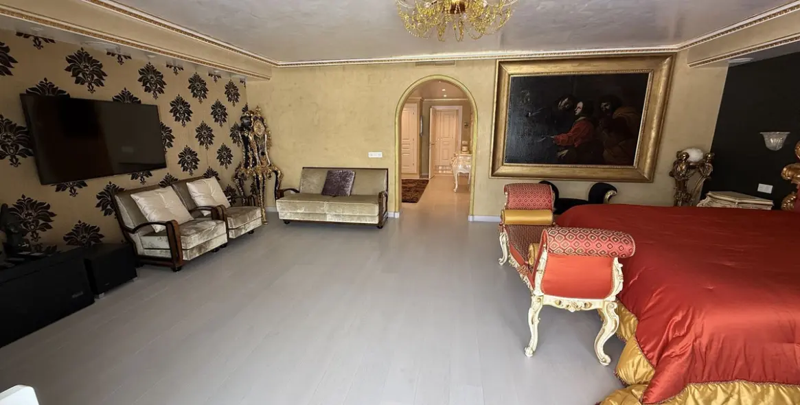 Sale of middle floor apartment in Puerto Banús 21