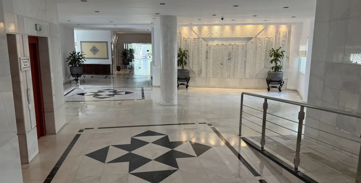 Sale of middle floor apartment in Puerto Banús 23