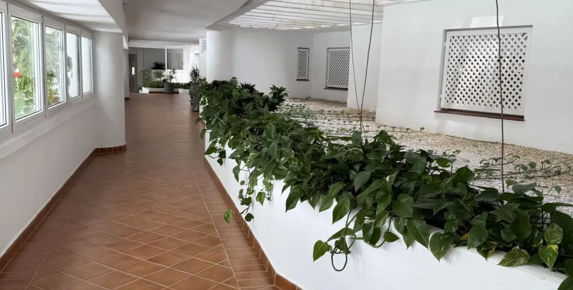 Sale of middle floor apartment in Puerto Banús 25