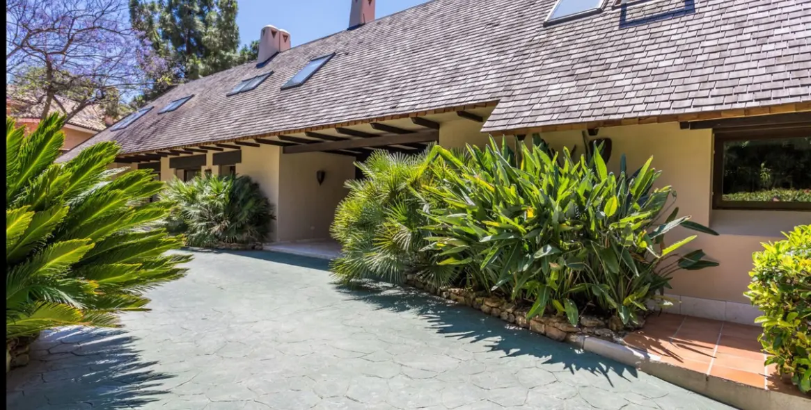 Продажа  отдельно стоящей виллы в Marbella East (район Río Real) 3