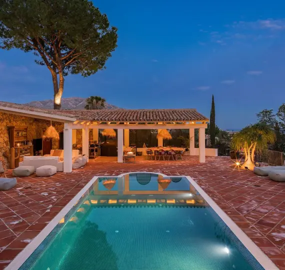 Detached villa R4652665