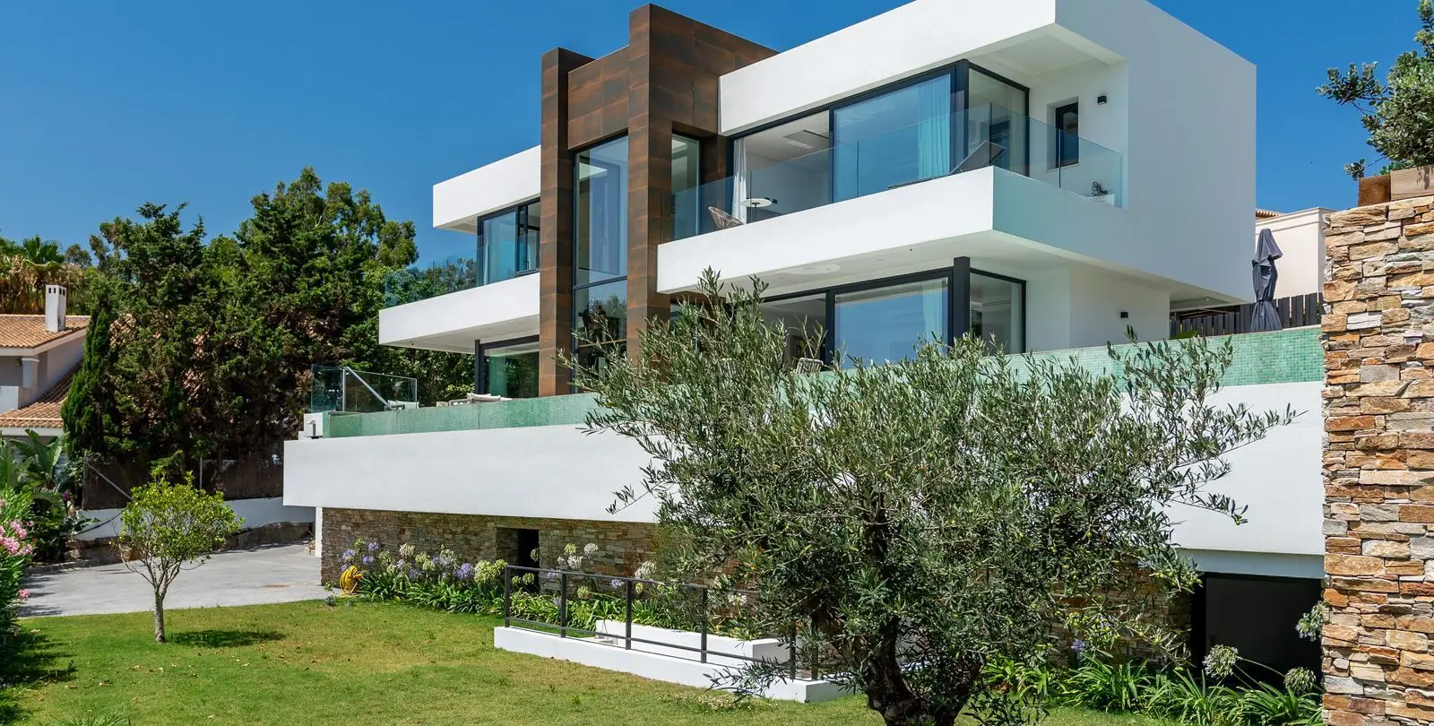 Sale of detached villa in Manilva 32