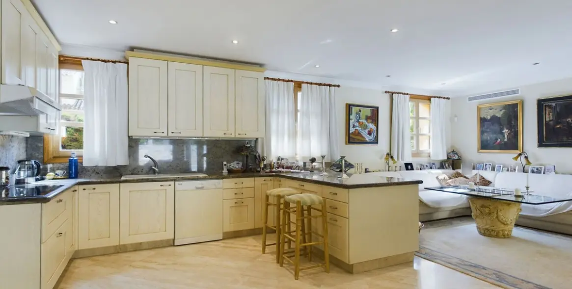 Продажа  отдельно стоящей виллы в Nueva Andalucía 12