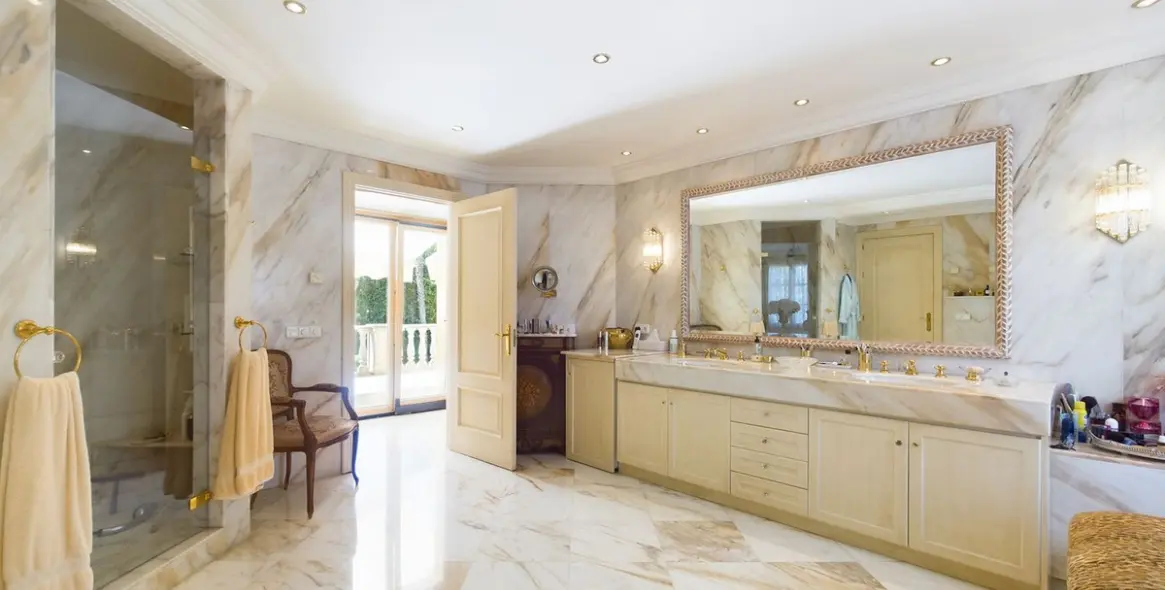 Sale of detached villa in Nueva Andalucía 24